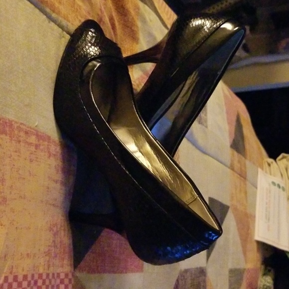 Shoes - Picture 3 of 4